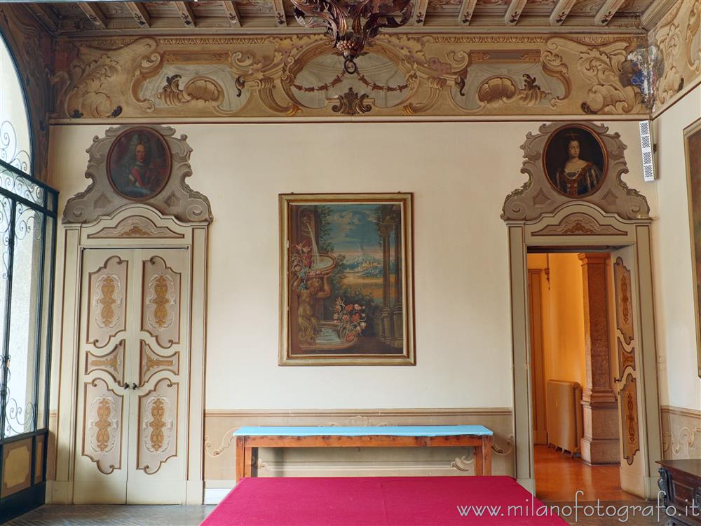 Merate (Lecco) - Parete orientale del salone di ingresso di Villa Confalonieri